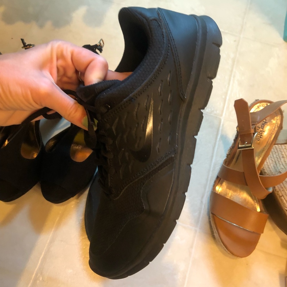 Sold❌❌❌Women’s Nike tennis shoes size 8.5 black